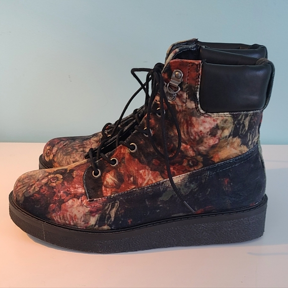 🎉HP!🎉 Floral velvet boots size 8 - Picture 7 of 7